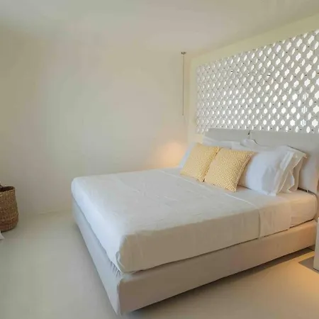 Bright New 6-bed With Pool, Gym, Sea Views *
